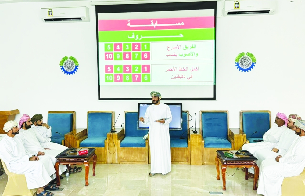 جانب من المسابقة الثقافية للدوائر الحكومية بالبريمي