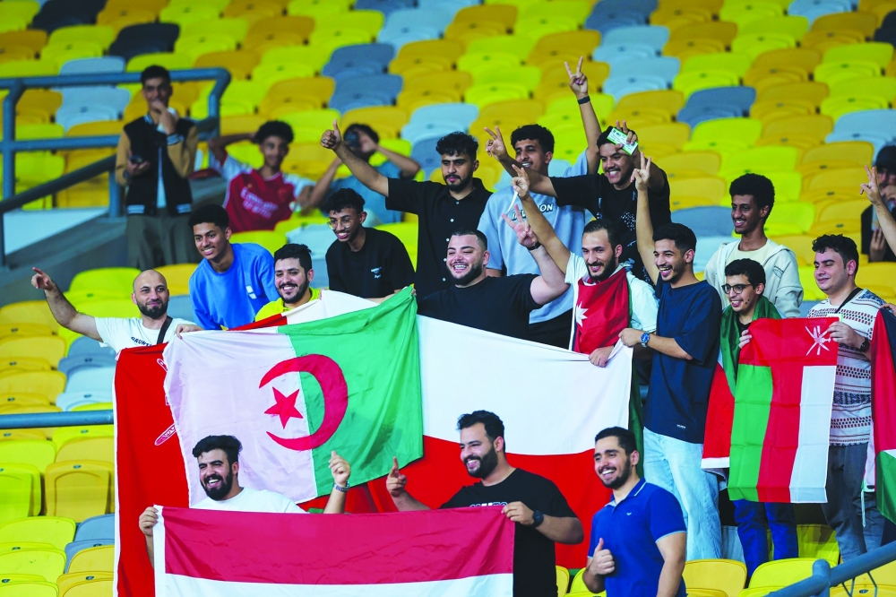 الجماهير العمانية والعربية في مؤازرة منتخبنا الوطني أمام ماليزيا