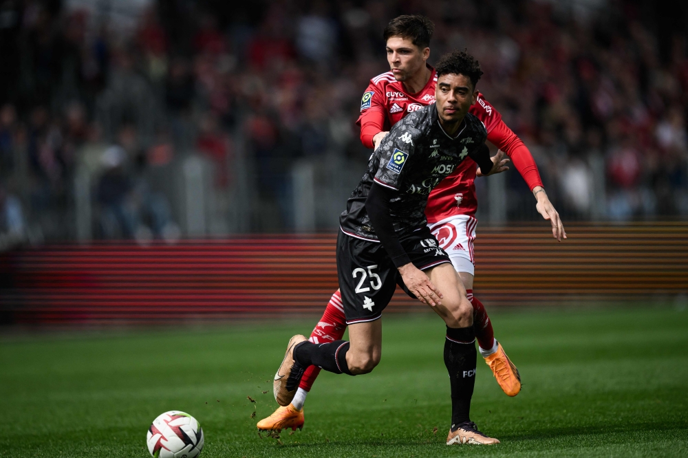 صراع على الكرة بين آرثر عطا لاعب متز  وجوناس مارتن لاعب بريست   «أ.ف.ب»