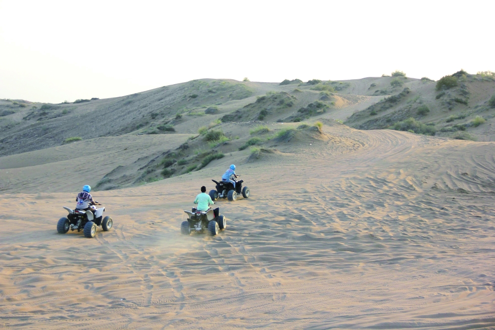 جانب من ممارسة ركوب الدرجات على الكثبان الرملية