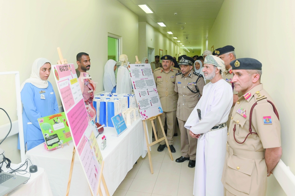 راعي المناسبة والحضور يطلعون على أقسام المعرض المصاحب