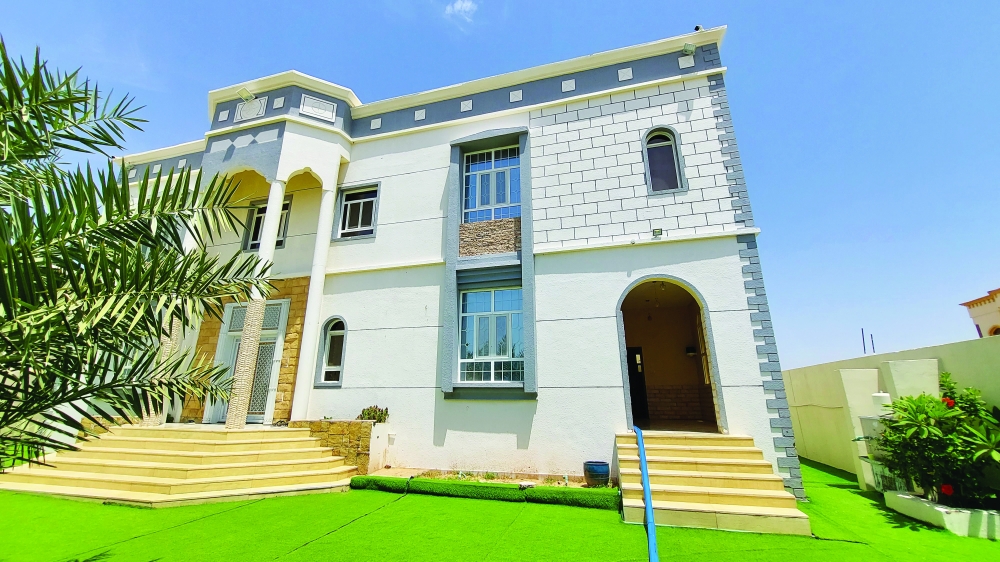 المنزل من الداخل ويظهر خروج أنبوب الماء من الصالة