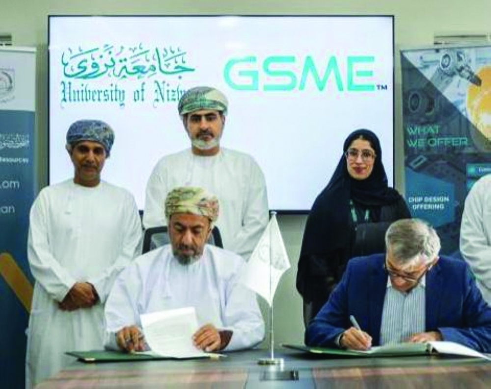 الجانبان بعد التوقيع على مذكرة التفاهم