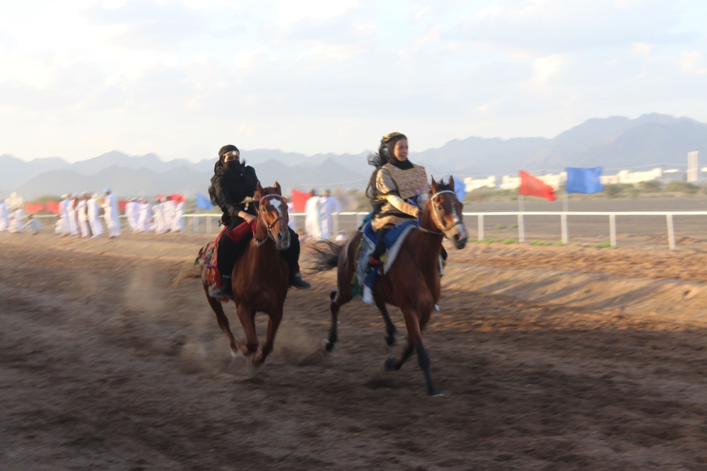 مشاركة نسائية في عرضة الخيل