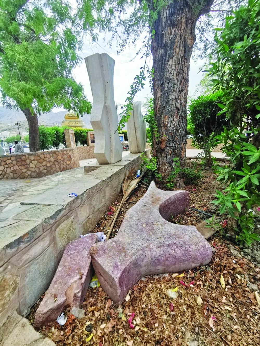 تشكيل نحتي على الأرض للراحل أيوب ملنج