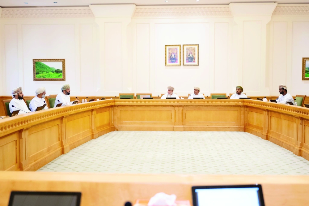 اللجنة أثناء استضافة الخبراء الجيولوجيين