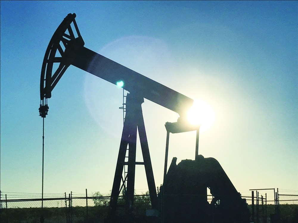 مضخة نفط تعمل في حوض بيرميان بالقرب من ميدلاند، تكساس، الولايات المتحدة 