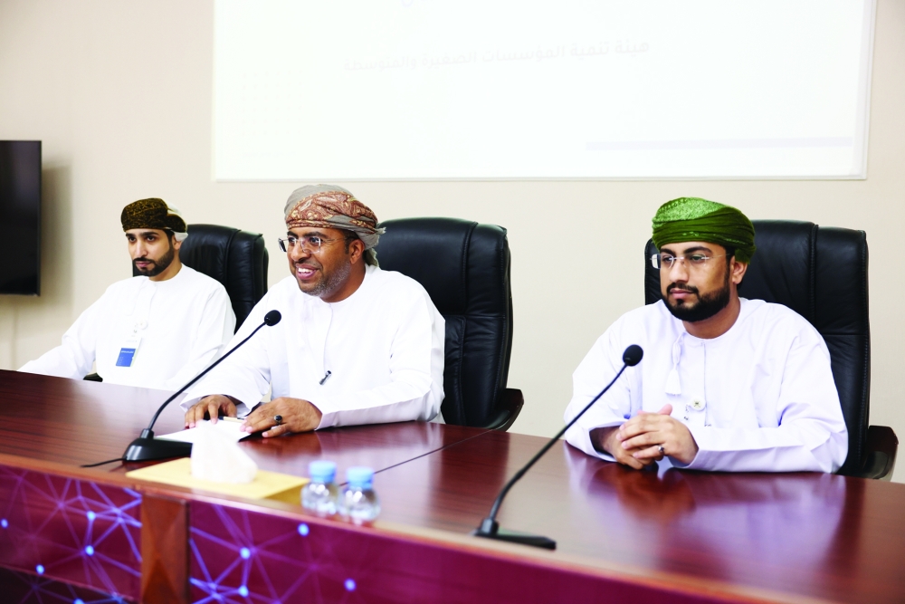 من تقديم ورقة العمل حول خدمات حاضنات ومراكز ريادة الأعمال بمسندم