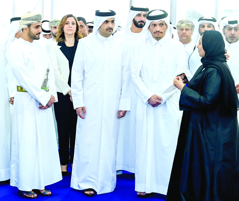 جانب من جولة صاحب السمو السيد ذي يزن في أروقة المعرض