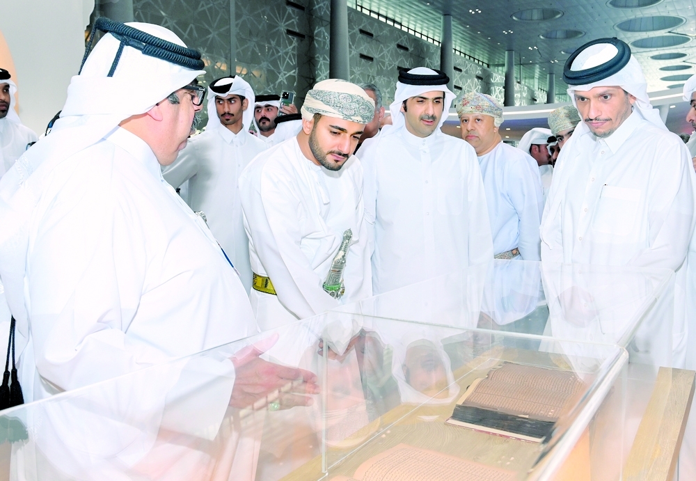 صاحب السمو السيد ذي يزن يطلع على الأثر الثقافي في جولته بالمعرض