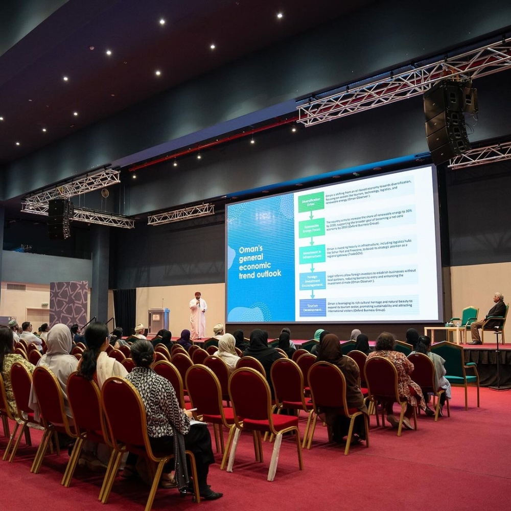 تطرقت الحلقة إلى مستجدات سوق العمل وأولوية التوظيف للعمانيين