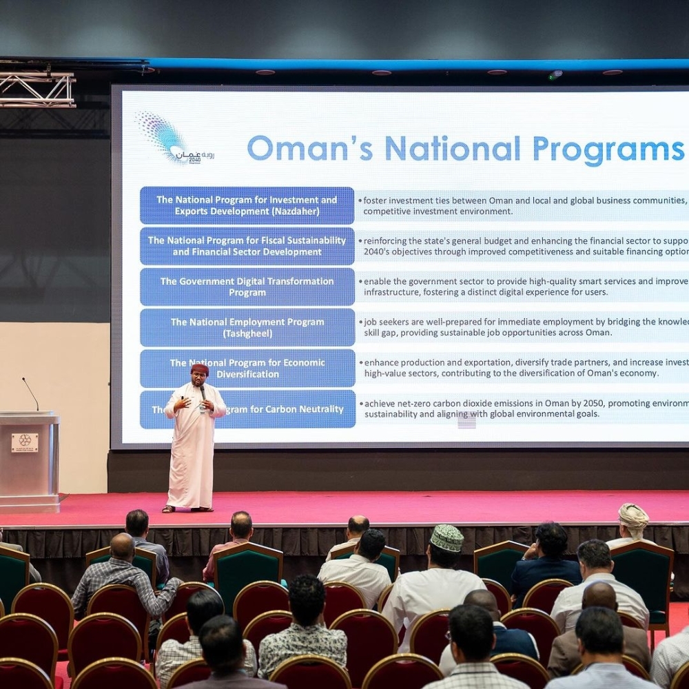 تطرقت الحلقة إلى مستجدات سوق العمل وأولوية التوظيف للعمانيين