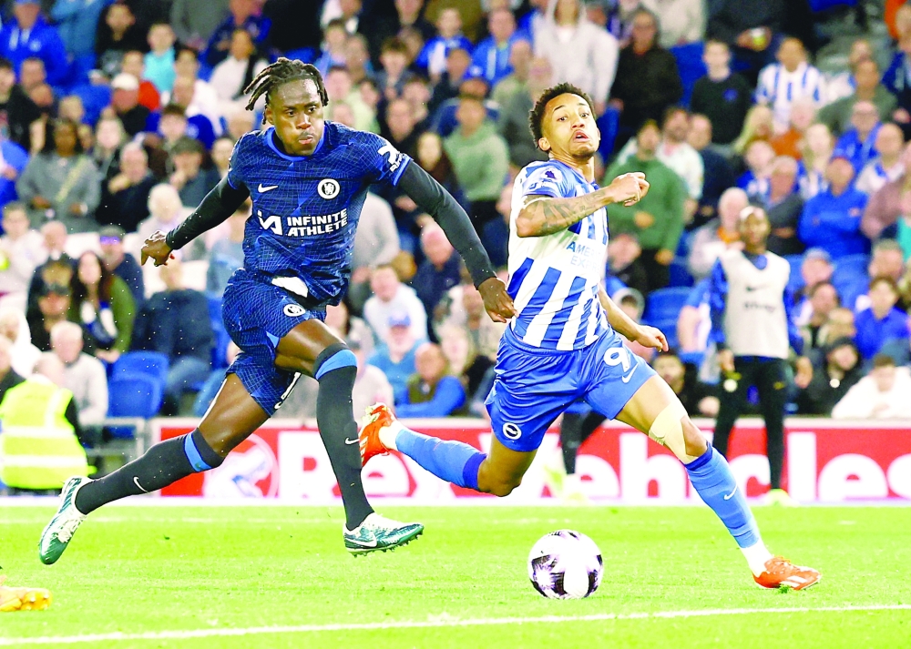  تريفوه تشالوبا لاعب تشيلسي يتنافس على الكرة مع جواو بيدرو لاعب برايتو