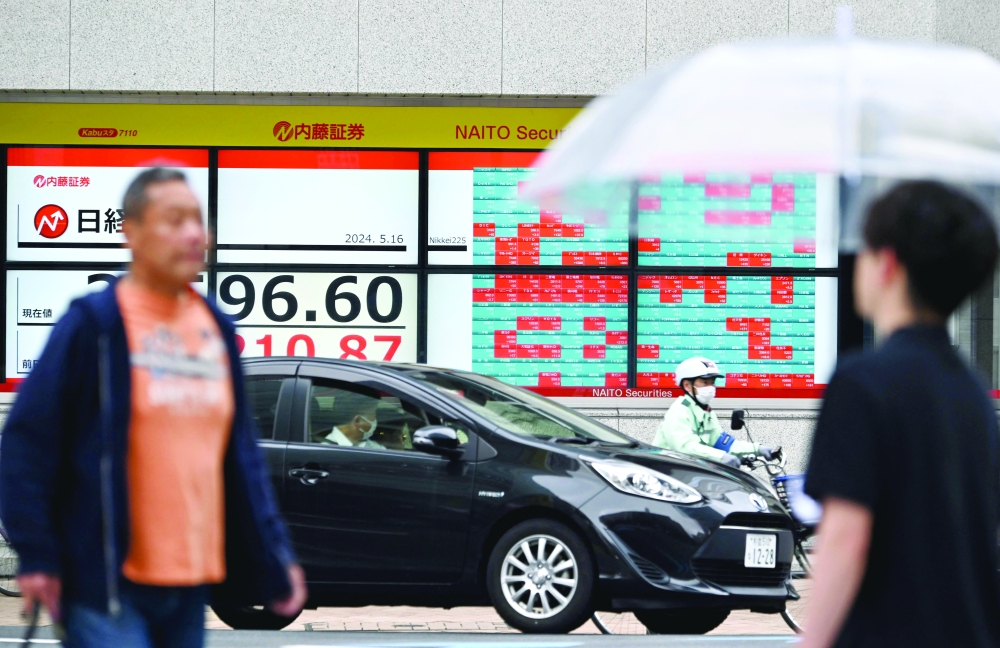  لوحات إلكترونية تعرض بورصة طوكيو للأوراق المالية تظهر على طول أحد شوارع طوكيو، اليابان. "ا.ف.ب"