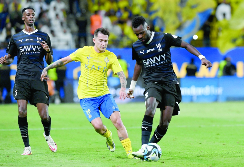 أوتافيو لاعب النصر في مواجهة حسن  تمبكتي لاعب الهلال   «رويترز»