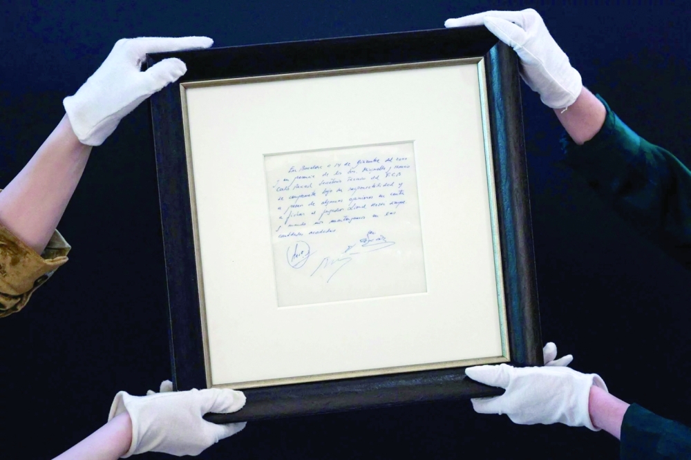 المنديل شهد تعهد برشلونة بضم ميسي       رويترز