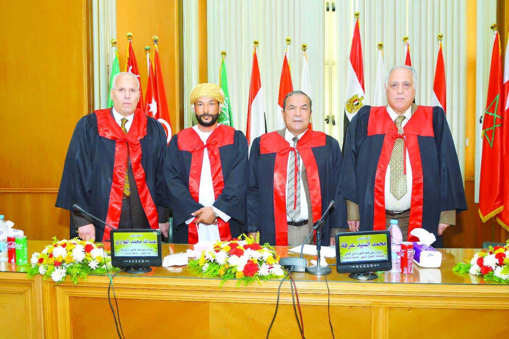 الباحث مع اللجنة لمناقشة الرسالة