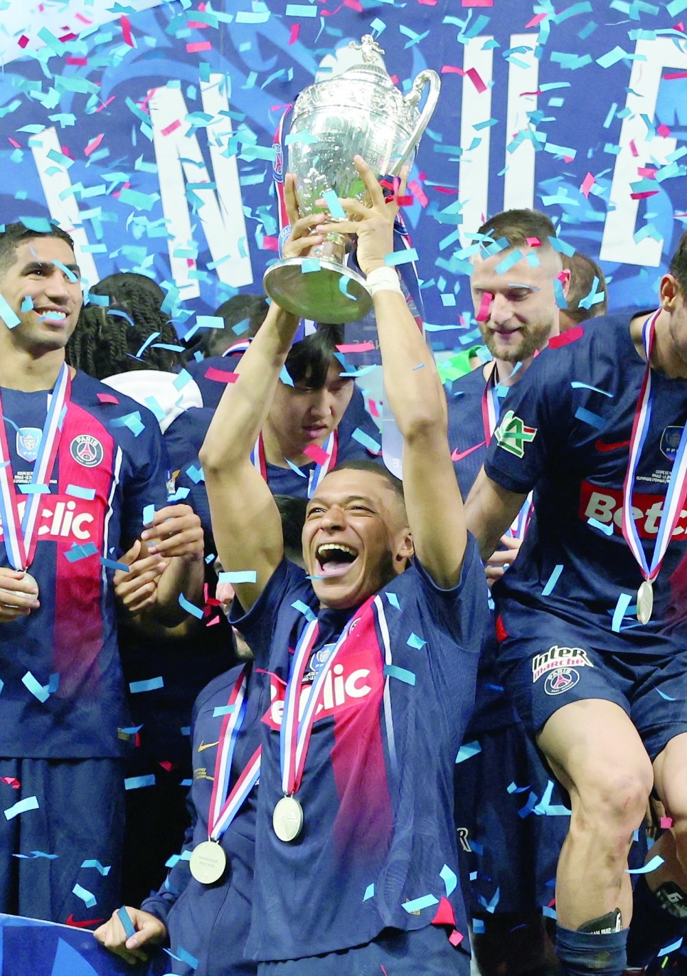 كيليان مبابي لاعب باريس سان جيرمان يحمل الكأس أثناء احتفاله بالفوز بكأس فرنسا    «رويترز»  