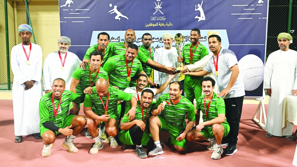 تتويج فريق المراسم السلطانية بلقب البطولة "تصوير: عبدالواحد الحمداني"