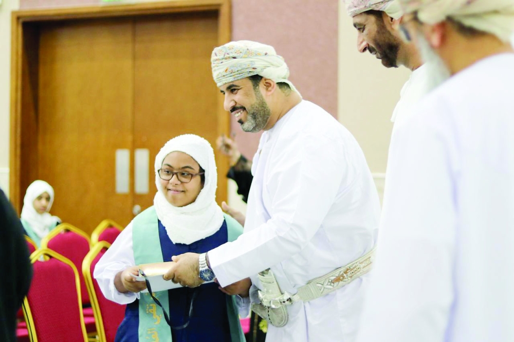 تكريم المجيدين بلوى