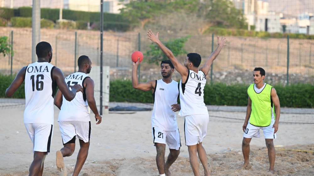 لاعبو المنتخب الوطني لكرة الشاطئية ينتظمون في الحصة التدريبية.. تصوير: عبدالواحد الحمداني
