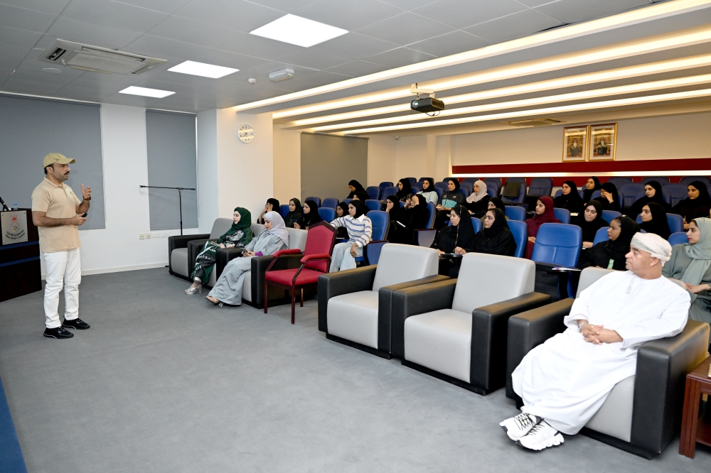 هلال الدغاري يقدم محاضرة في مهام وأدوار الطاقم التحكيمي ..    تصوير: صالح الشرجي