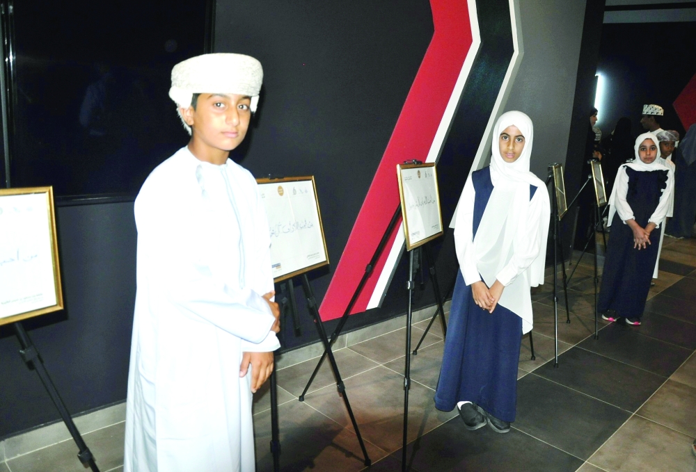 الطلبة أمام لوحاتهم للخط العربي