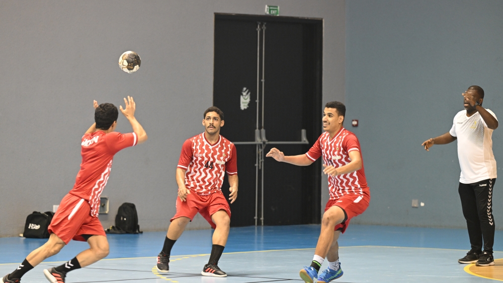 لاعبو منتخب شباب اليد ينتظمون في التدريبات   ...     تصوير: عبدالواحد الحمداني