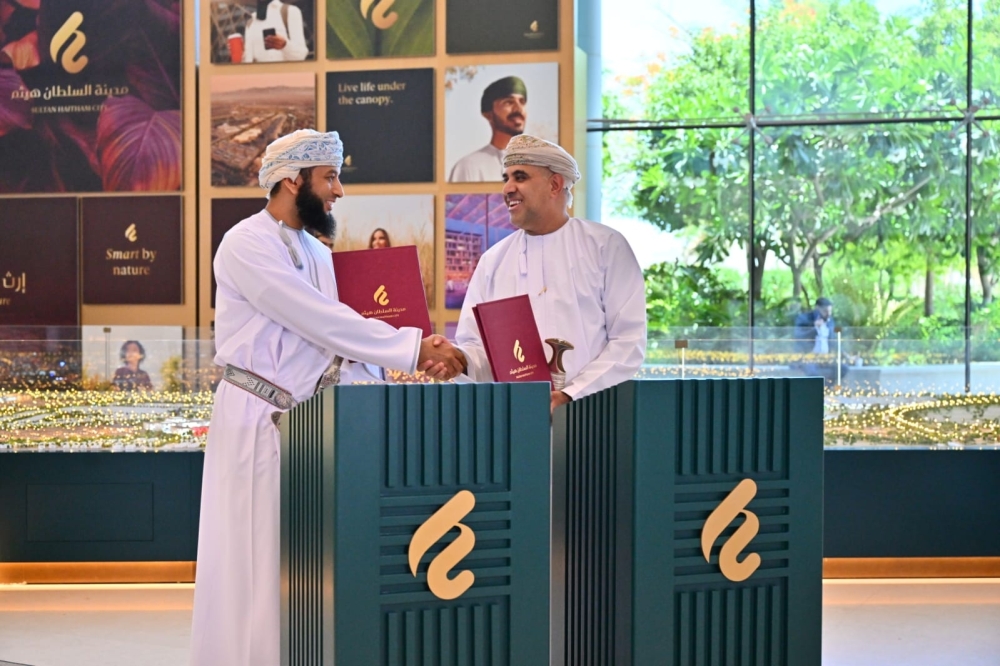 خلال التوقيع على الاتفاقية.."تصوير: فيصل البلوشي"