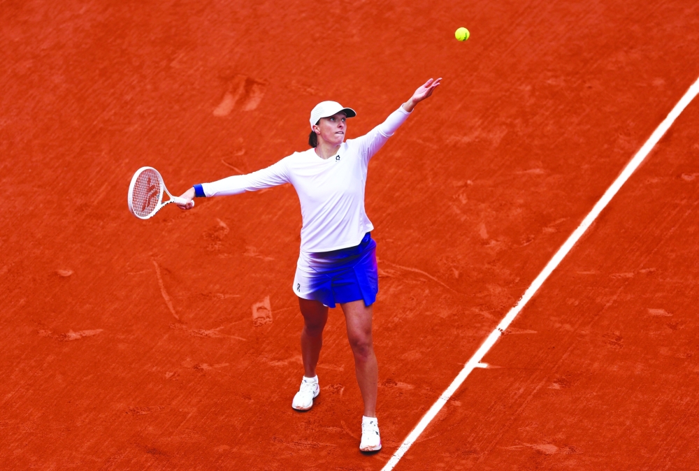 إيجا شفيونتيك ترمي كرة إرسالها لاناستازيا بوتابوفا     «رويترز»