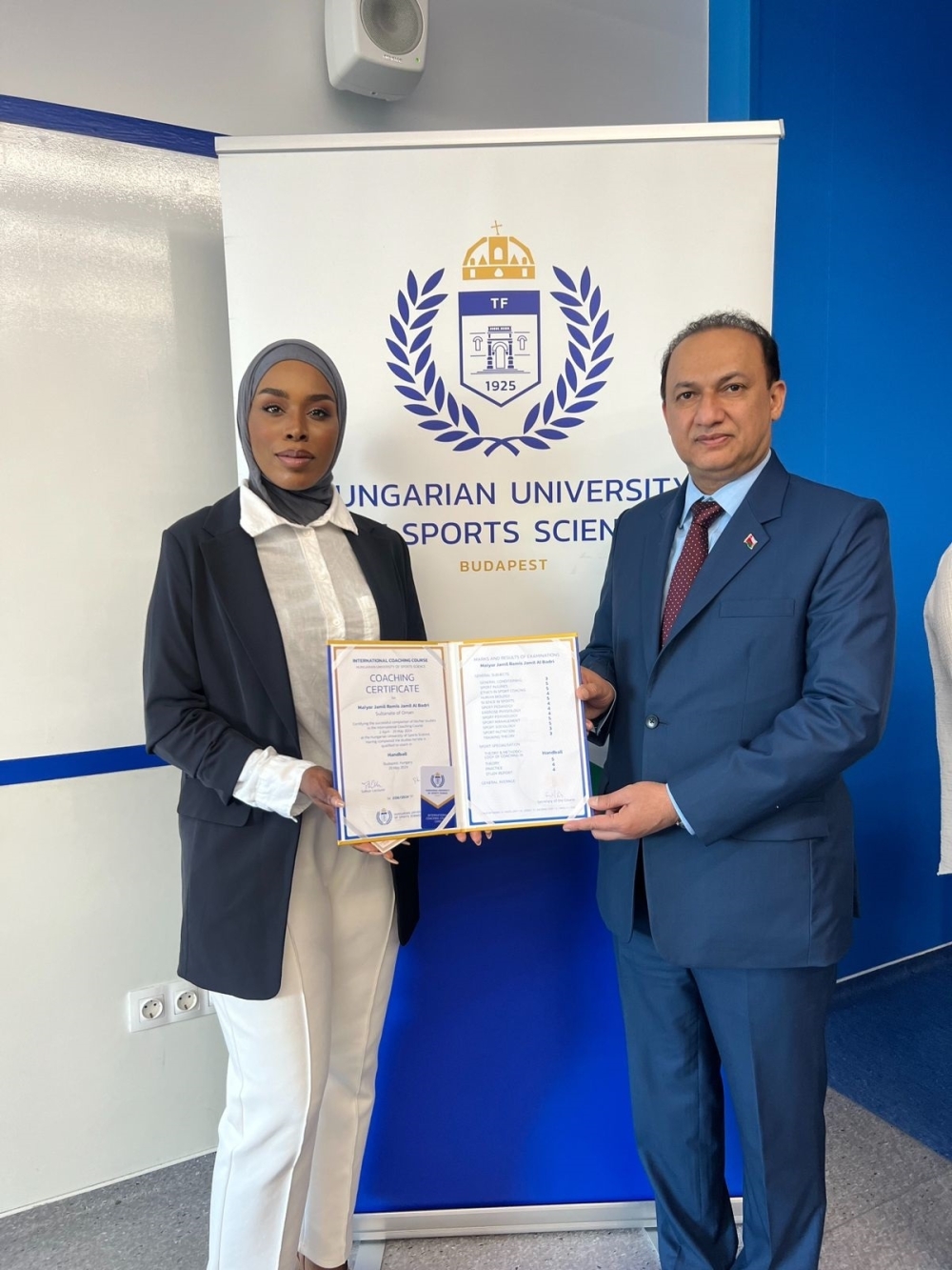 ميار البدرية تتسلم شهادة المشاركة من الجامعة المجرية لعلوم الرياضة