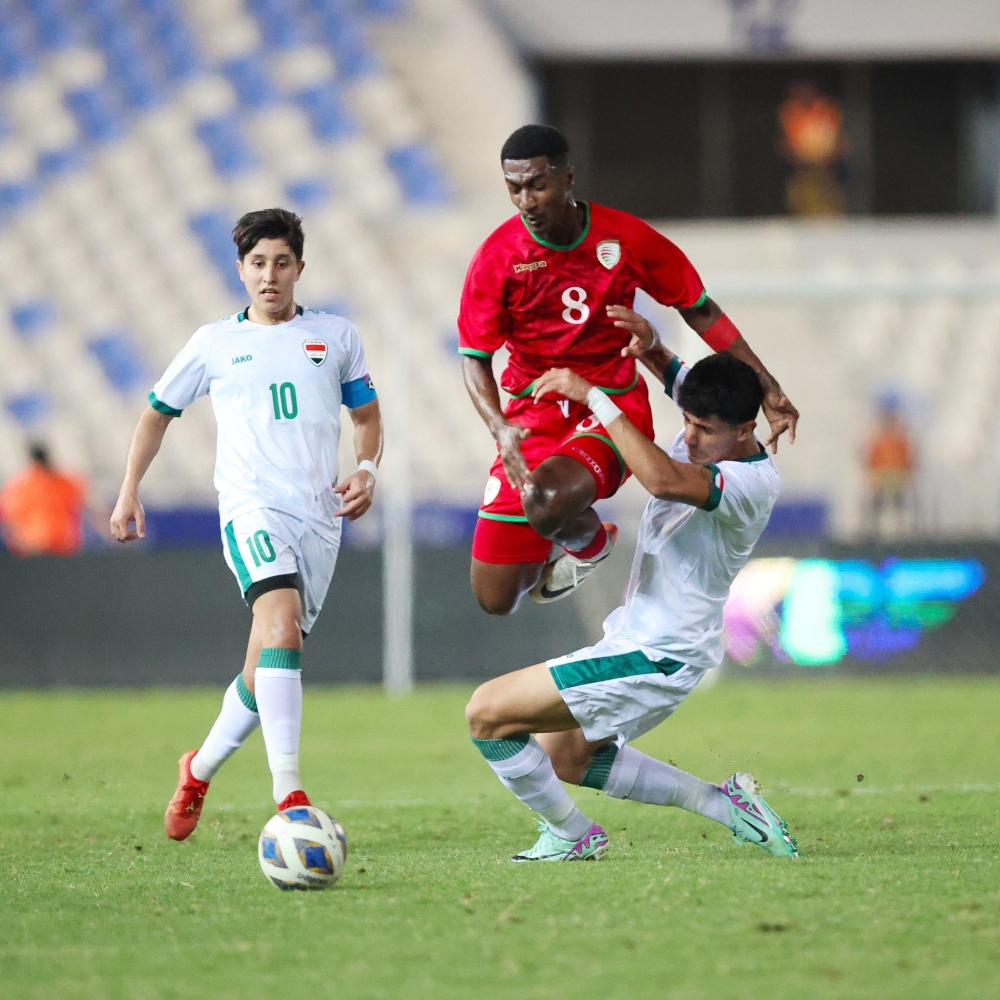 لاعب منتخبنا ماجد الفارسي يتخطى لاعبا المنتخب العراقي 