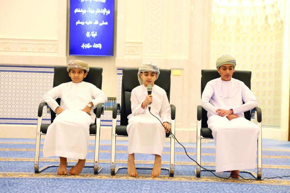 تلاوة مجموعة من الطلاب لآيات من الذكر الحكيم