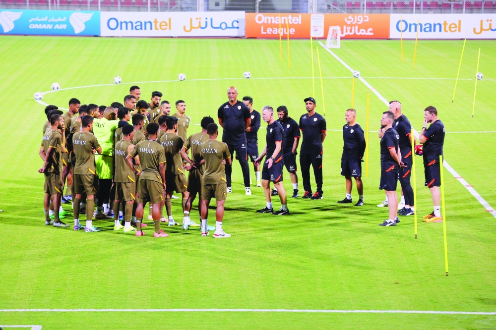 مدرب المنتخب الوطني خلال حديثه مع اللاعبين في الحصة التدريبية الماضية