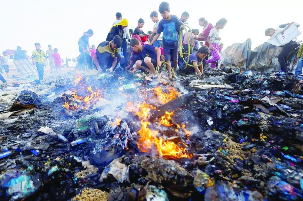 بقايا خيام الفلسطينيين في رفح بعد أن حرقتها إسرائيل بقصف ناري الشهر الماضي.