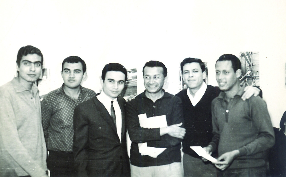 البساطي مع مجموعة من أصدقائه في سنوات الشباب الأولى