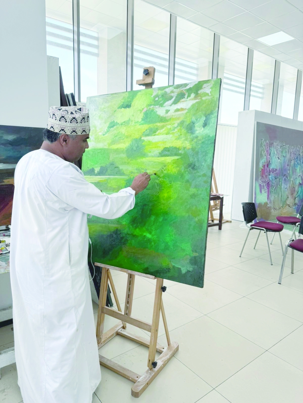 حمد السليمي يكمل إحدى لوحاته الفنية
