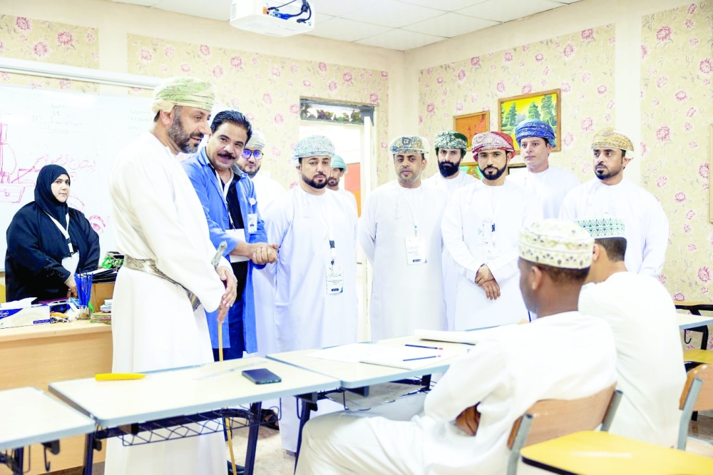 متابعة المشاركين في البرامج الصيفية بصحم 