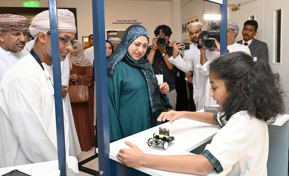 خلال تجول راعية المناسبة في مركز الابتكار