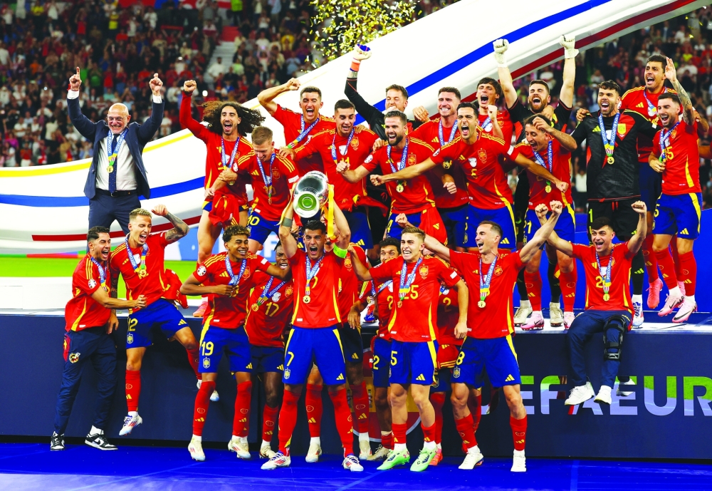 لاعبوا إسبانيا يحتفلون بالتتويج بكأس أوروبا   «رويترز»