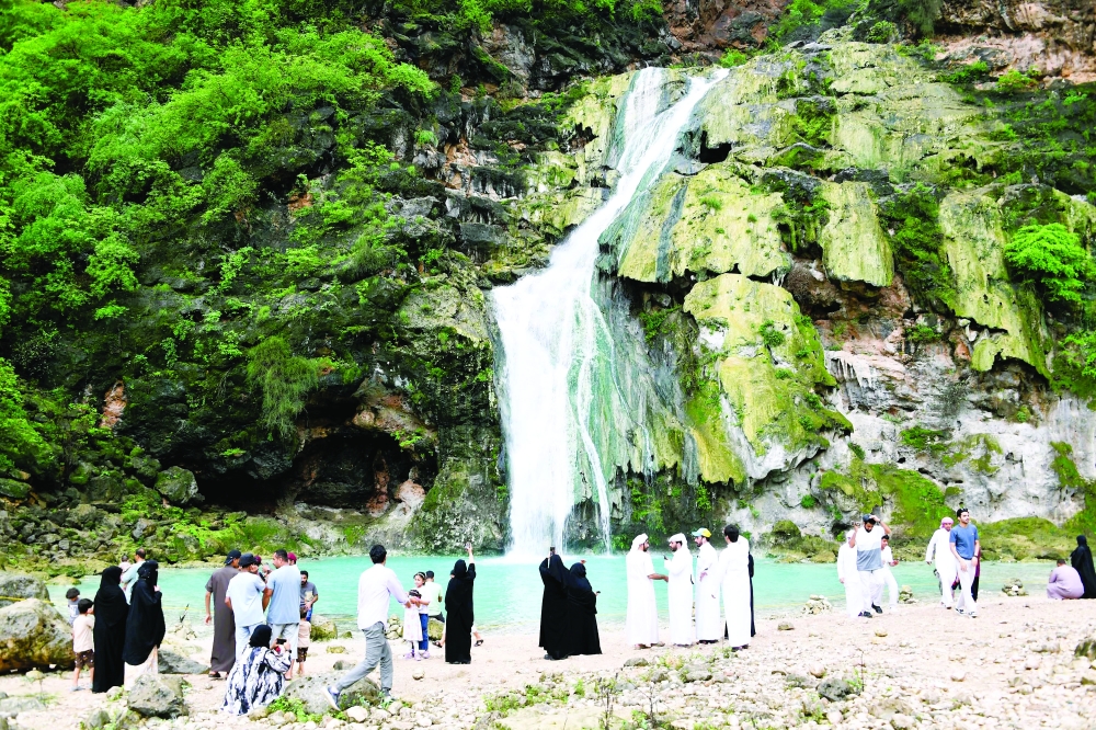 يتوافد الزوار مع الساعات الأولى من الصباح الباكر للاستمتاع بمناظر الشلالات