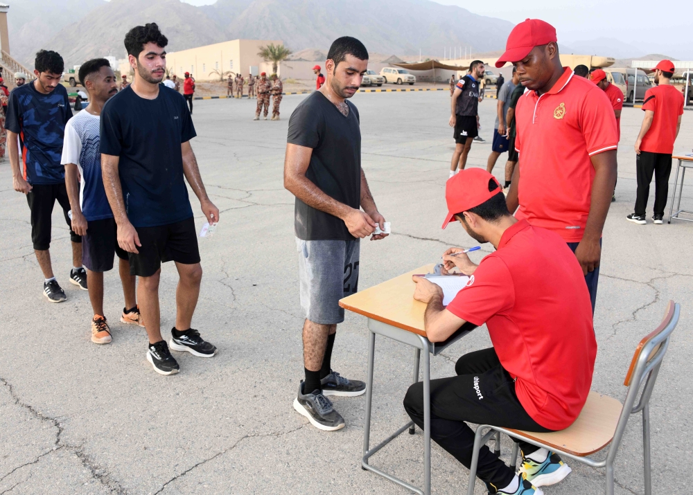 مجموعة من المواطنين الباحثين عن عمل خلال الانتهاء من إجراءات التوظيف بالجيش السلطاني العُماني