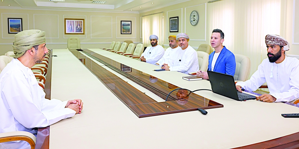 محافظ مسندم يناقش دعم مشاريع الأشخاص ذوي الإعاقة مع وزارة العمل