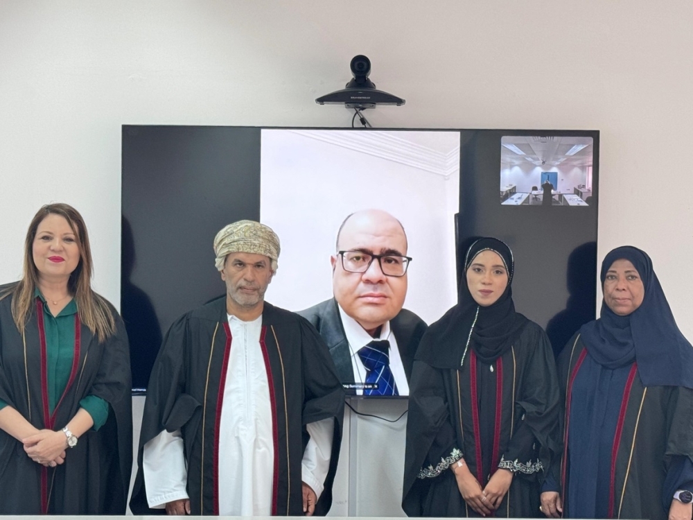  لجنة مناقشة الرسالة البحثية مع الباحثة 