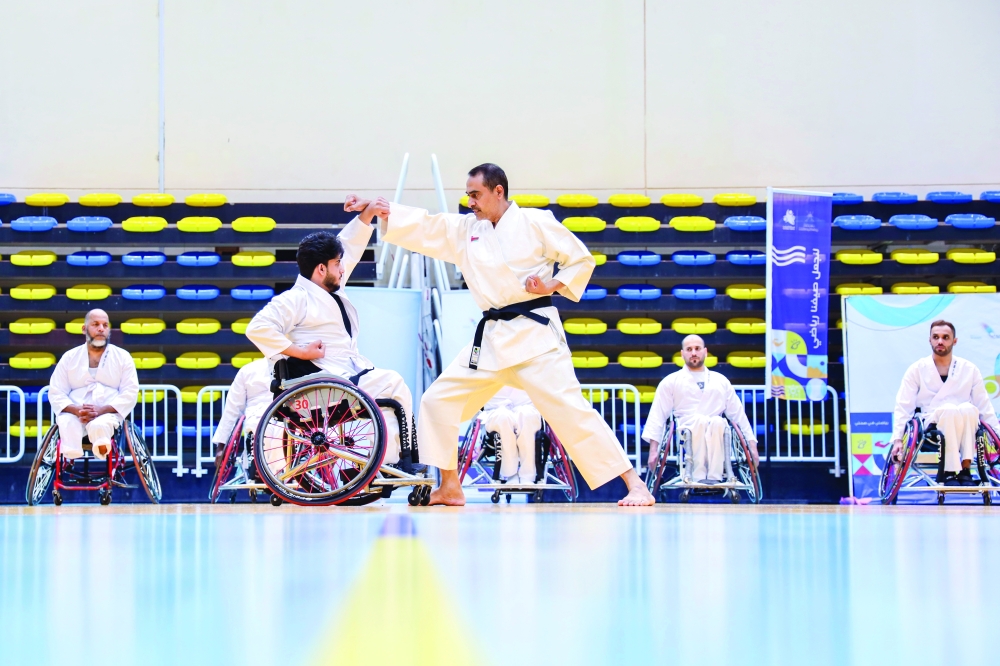 تدريبات الكاراتيه للمشاركين في البرنامج 