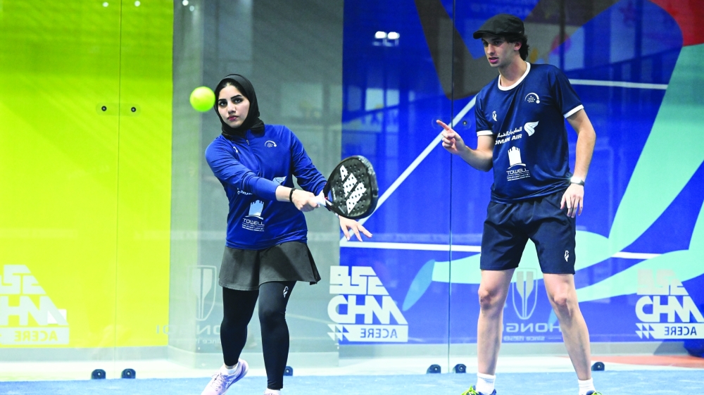 مدرب منتخب الفتيات يوجه إحدى اللاعبات في الحصة التدريبية