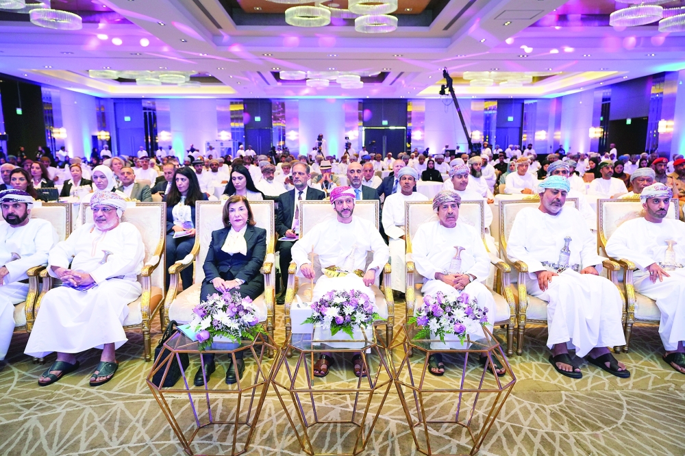 راعي الحفل والحضور اثناء متابعة فعاليات الإفتتاح