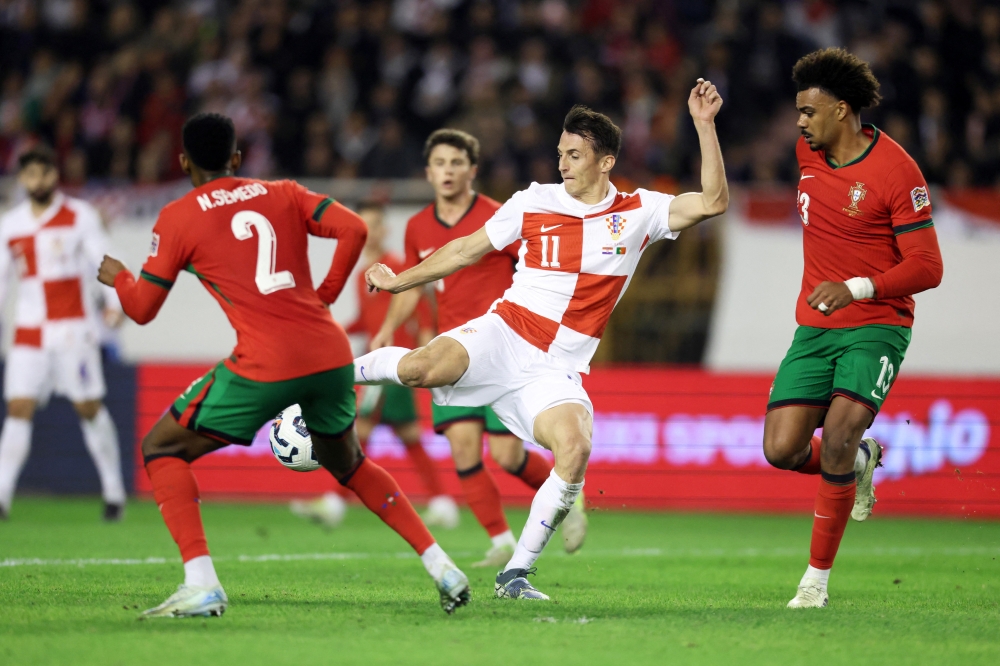 الكرواتي أنتي بوديمير (في المنتصف) يتنافس على الكرة مع لاعبا البرتغال نيلسون سيميدو وريناتو فيجا 