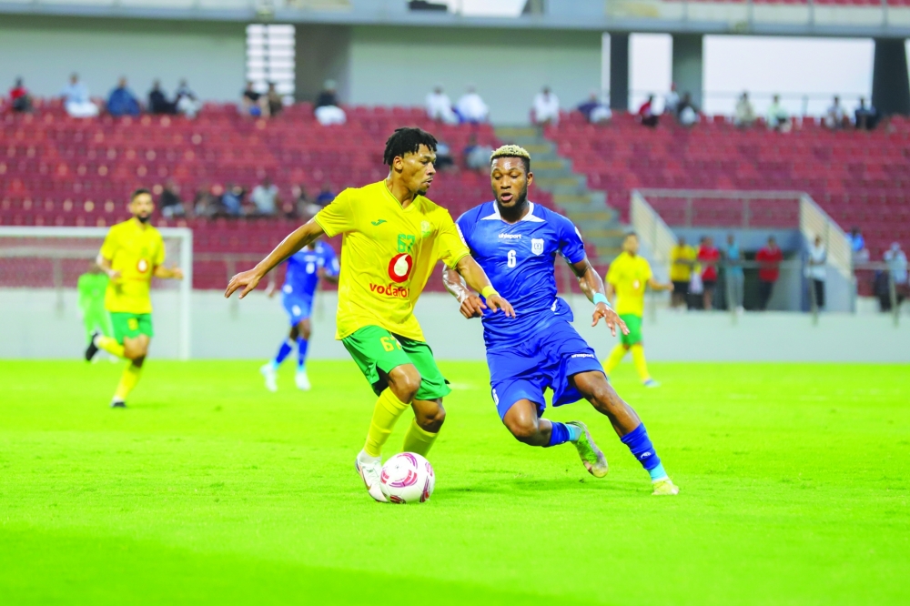 لاعب السيب يستحوذ على الكرة وسط متابعة من لاعب النصر