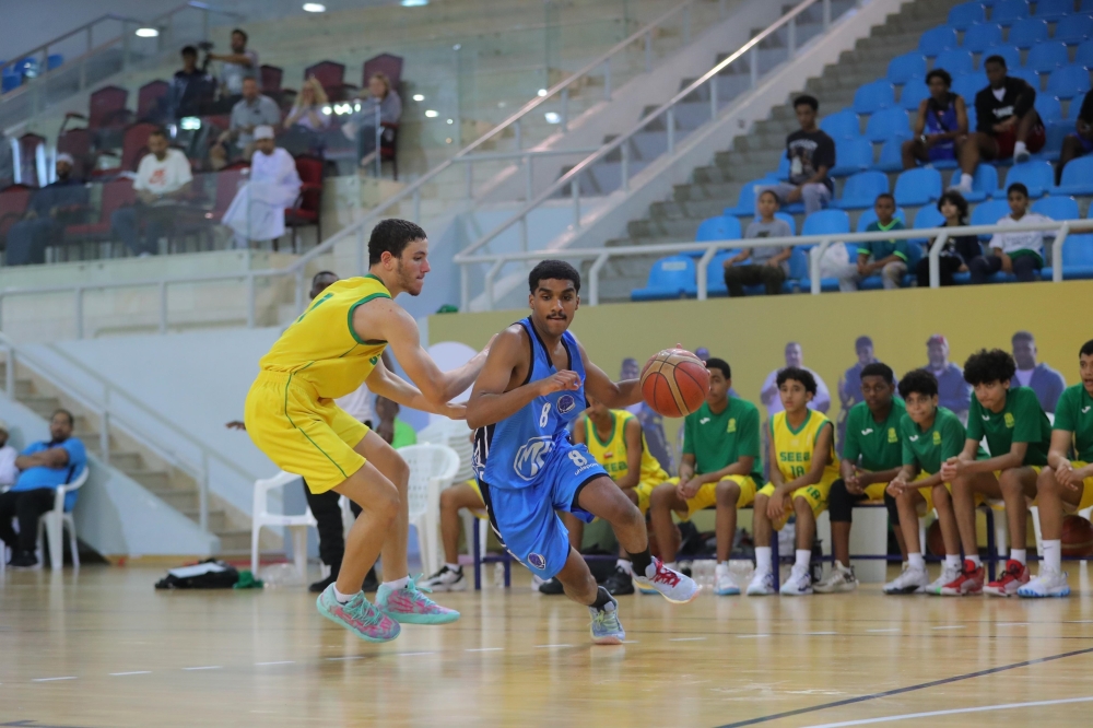 لاعب العامرات يحاول المرور من لاعب السيب في اللقاء